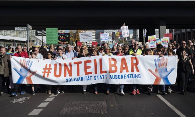 Βερολίνο: Χιλιάδες άνθρωποι στους δρόμους κατά του ρατσισμού και της ξενοφοβίας (pics)