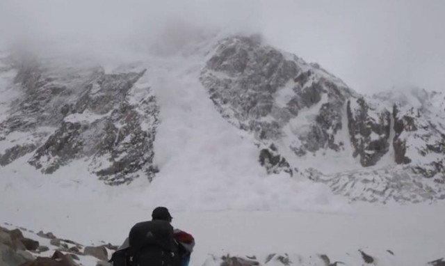 Τρομακτικό βίντεο! Κατέγραψαν τη στιγμή που πέφτει χιονοστιβάδα πάνω τους