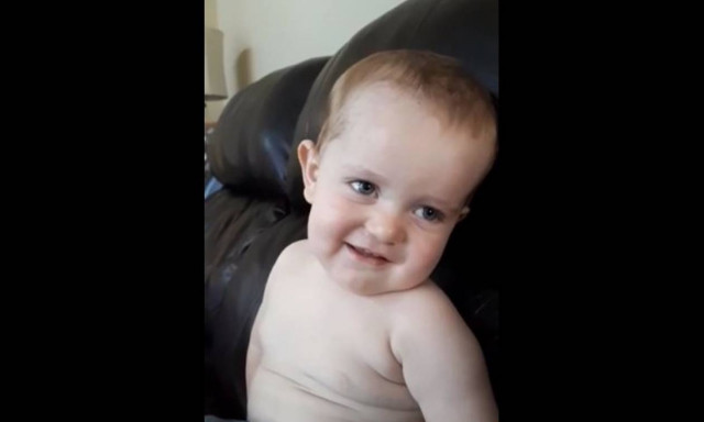 Ξεκαρδιστικό βίντεο: Ο μικρός Άλεξ προσπαθεί να μην κοιμηθεί, αλλά... (vid)