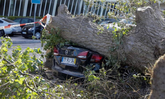 Ο «κυκλώνας–ζόμπι» Λέσλι «σαρώνει» και την Ισπανία με ανέμους–ρεκόρ: Δείτε LIVE εικόνα