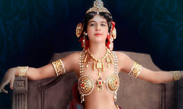 Σαν σήμερα το 1917 εκτελείται η διασημότερη κατάσκοπος του κόσμου Μάτα Χάρι (Pics+Vid)