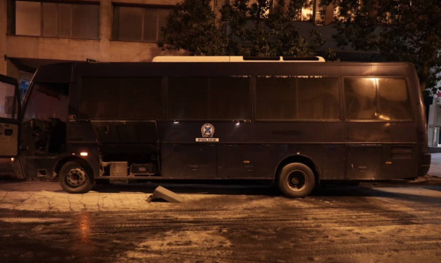 Youths attack Omonia police station