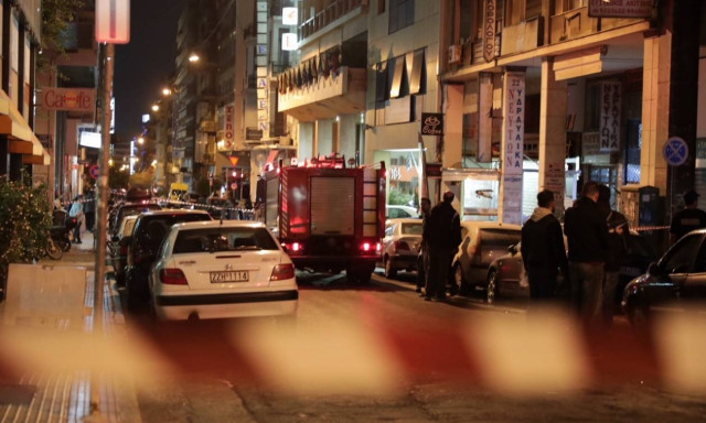 Επίθεση κουκουλοφόρων με μολότοφ στο Α.Τ Ομόνοιας – 4 τραυματίες αστυνομικοί