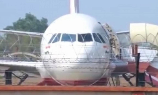 Αεροσυνοδός έπεσε από αεροσκάφος: Μεταφέρθηκε εσπευσμένα στο νοσοκομείο (vid)