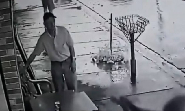 Απίστευτο! Δίπλα του έπεφταν μαχαιριές κι εκείνος... προσπαθούσε να σώσει τη μπύρα του