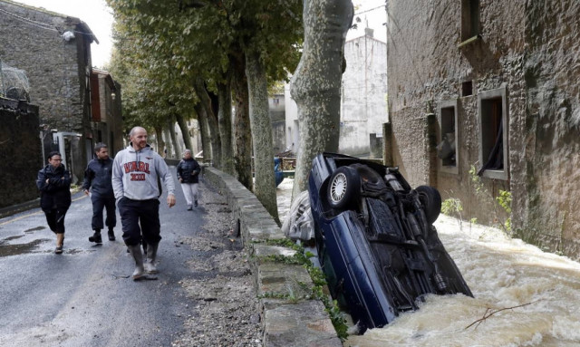 «Κόκκινος» συναγερμός στη νότια Γαλλία από τις φονικές πλημμύρες: Τουλάχιστον 13 οι νεκροί (pics)