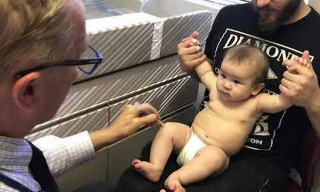 Ο καλύτερος γιατρός του πλανήτη: Δείτε πώς ξεγελάει τον μπέμπη πριν του κάνει ένεση!