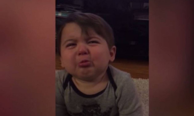 Η πιο αξιαγάπητη αντίδραση παιδιού στο… τραγούδι της μητέρας του (vid)