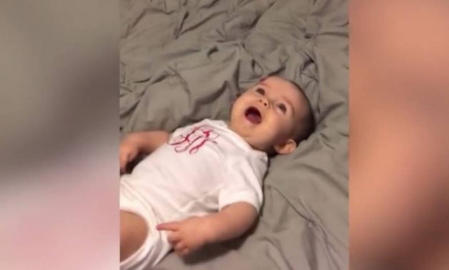 Αυτό είναι το πιο αστείο γέλιο μωρού που έχετε δει ποτέ! (vid)