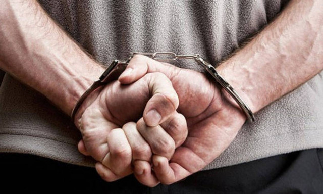 Ηράκλειο Κρήτης: Χιλιάδες λαθραία τσιγάρα και «μαϊμού» ρούχα βρέθηκαν στο σπίτι 41χρονου (pic)