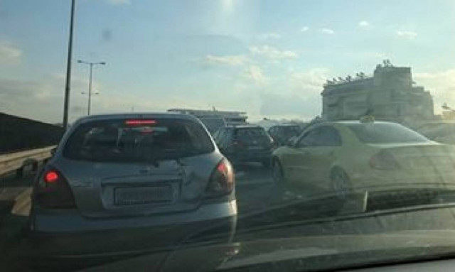 Κίνηση στους δρόμους: Πού παρατηρείται κυκλοφοριακό χάος - Ποια σημεία να αποφύγετε