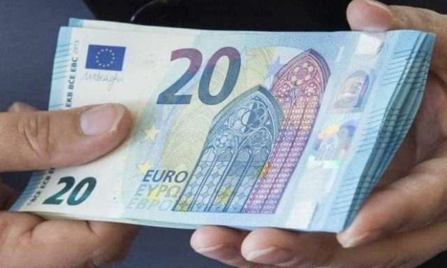 «Μοιράζει χρήμα» η κυβέρνηση: Δείτε ΕΔΩ ποιοι θα πάρουν τα δώρα Χριστουγέννων και πότε