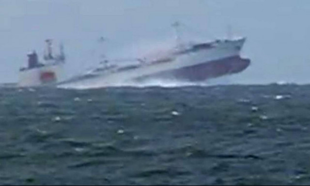 Πελώρια κύματα σηκώνουν στον αέρα δεξαμενόπλοιο 100.000 τόνων (vid)