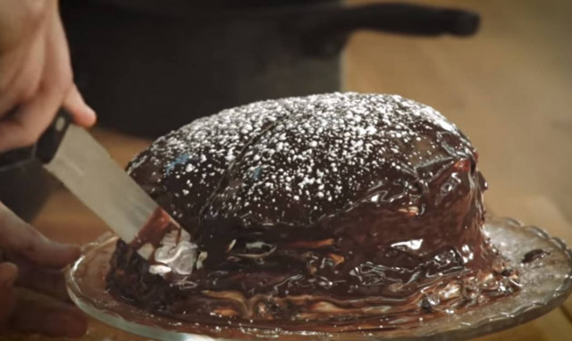 Λαχταριστή συνταγή: Τούρτα με σοκολατένιες κρέπες