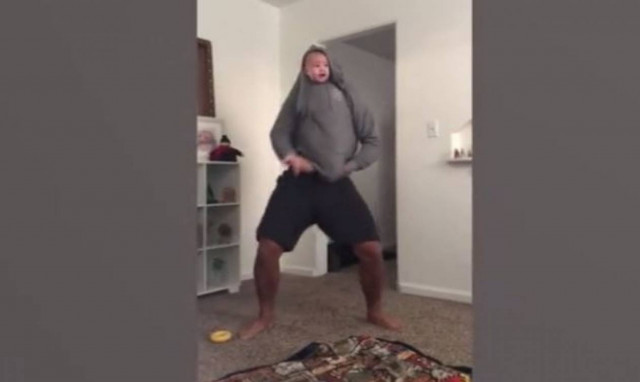 Τι είναι πιο αστείο; Ο πατέρας να μιμείται το παιδί ή το παιδί τον πατέρα; (vid)