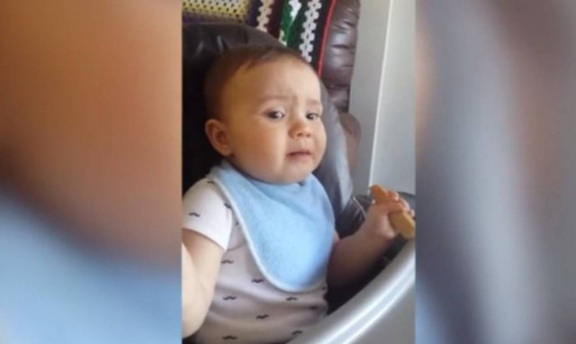 Μέχρι πού φτάνει ένα μωρό για το μπισκότο του (vid)