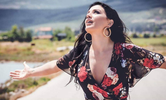 Ιουλία Καλλιμάνη: Μετά το The Voice βάζει «φωτιές» και όχι μόνο