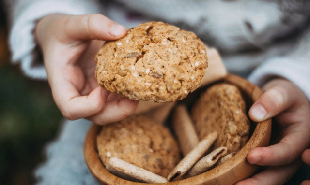 Φρίκη: Κέρασε τους συμμαθητές της μπισκότα από την τέφρα της γιαγιάς της!