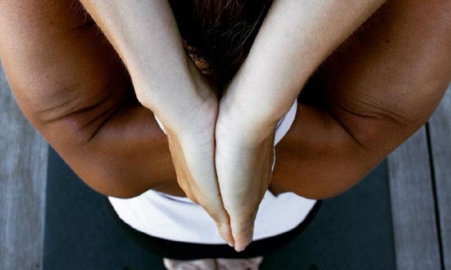 H ευλυγισία αυτής της γυναίκας δεν μπορεί παρά να σε εμπνεύσει για γυμναστική