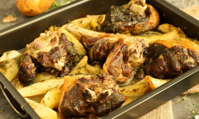 Πεντανόστιμη συνταγή: Αρνί με άνηθο και πατάτες στο φούρνο