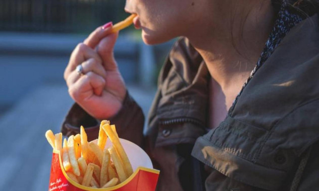 Σου αρέσει να τρως με τα χέρια; Ιδού ο λόγος που κάνεις πολύ καλά