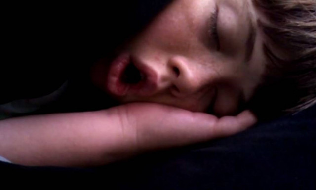 Το παιδί με το δυνατότερο ροχαλητό! (vid)