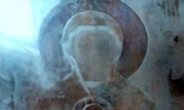 Η μορφή της Παναγίας αποτυπώθηκε πάνω στο τζάμι!