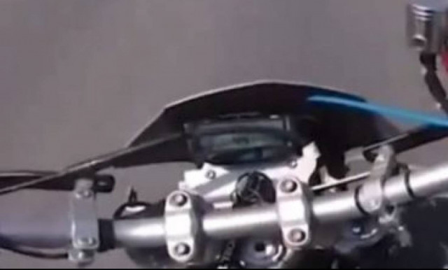 Καυτό ατύχημα: Πολλαπλά εγκαύματα για κοπέλα με μίνι φούστα που έπεσε από μηχανή