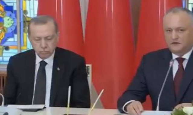 Δεν μπορούσε να κρατήσει τα μάτια του ανοιχτά! Ο... υπνάκος του Ερντογάν σε συνέντευξη Τύπου (vid)