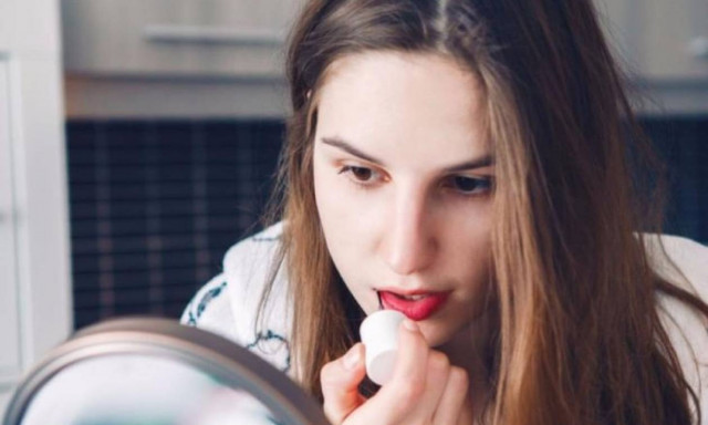 Το lipstick που θα σε κάνει να βάφεις τα χείλη σου καθημερινά