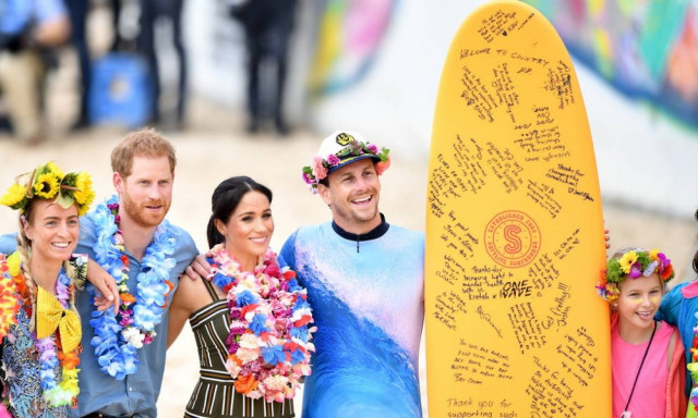 Ο πρίγκιπας Χάρι και η Μέγκαν Μαρκλ πήγαν για... σερφ στην Αυστραλία (pics&vid)