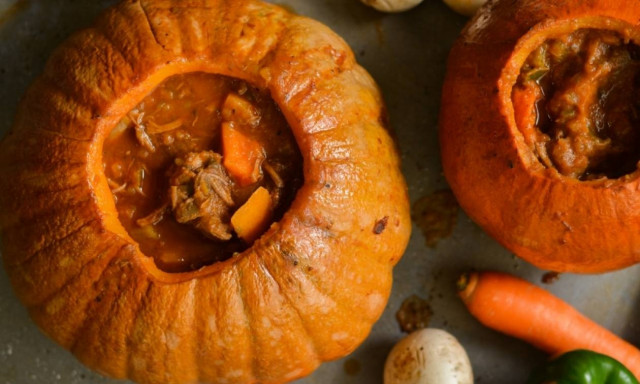 Η συνταγή της ημέρας: Μοσχάρι κοκκινιστό μέσα σε κολοκύθα