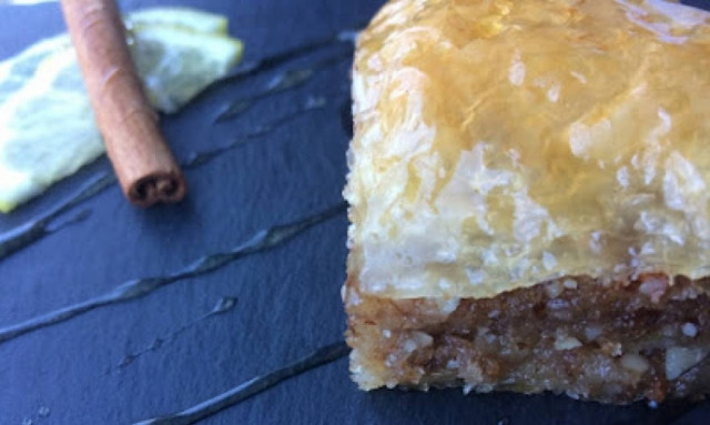 Η συνταγή της ημέρας: Mπακλαβάς με αμύγδαλα και κρίθινο παξιμάδι