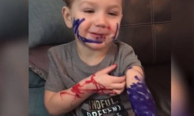 Ο μικρός «τατουατζής» που... πειραματίστηκε στον εαυτό του (vid)