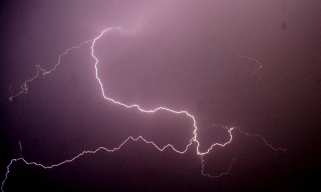 Καιρός: Τρομάζει η δύναμη του «Ορέστη» - Πάνω από 20.000 κεραυνούς έχει προκαλέσει η κακοκαιρία