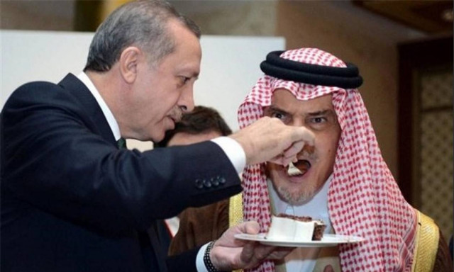 «Τζάμπα μάγκας» ο Ερντογάν: Δολοφόνησαν τον Κασόγκι κάτω από τη «μύτη» του και εκείνος στάζει «μέλι»