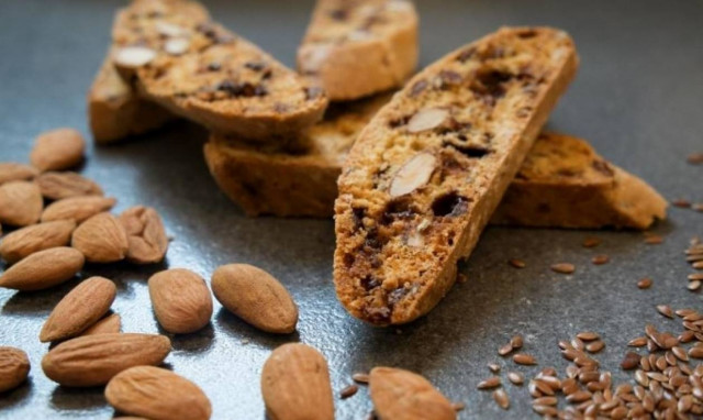 Εύκολη συνταγή: Biscotti με λιναρόσπορο και μαύρη σοκολάτα