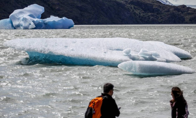 Εντυπωσιακό! Ένα πρωτοφανές γεωμετρικό παγόβουνο σαν γιγάντιο παγάκι φωτογράφησε η NASA