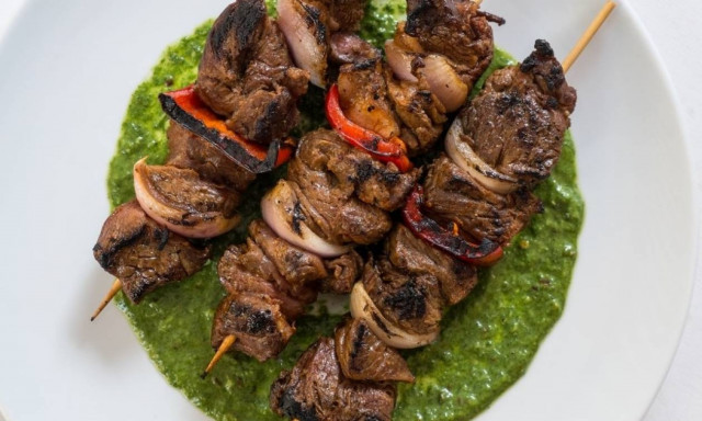 Πεντανόστιμη συνταγή για μοσχαρίσια σουβλάκια