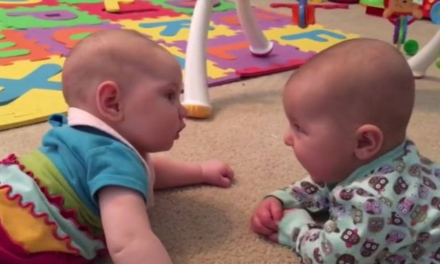 Τι μπορεί να είπε ένα μωρό στο άλλο και να το έκανε να κλάψει; (vid)
