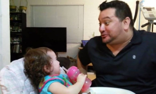 Η μικρή που κρίνει τις ικανότητες του πατέρα της στο τραγούδι! (vid)