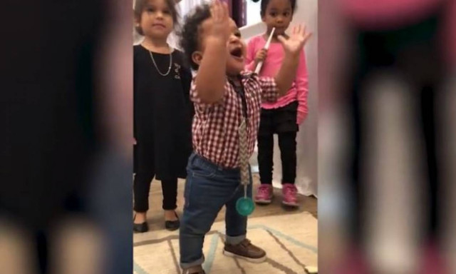 Η συγκινητική στιγμή που μικρός κάνει τα πρώτα του βήματα (vid)