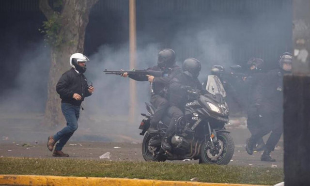 Βίαια επεισόδια στην Αργεντινή: Διέλυσαν τεράστια διαδήλωση κατά της λιτότητας με πλαστικές σφαίρες
