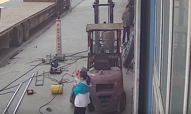 Τρομακτικό βίντεο: Τραυματισμός μητέρας και μωρού από λάστιχο που... εξερράγη