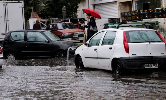 Ορμητικός χείμαρρος παρέσυρε αυτοκίνητα στην Κω (pics&vid)