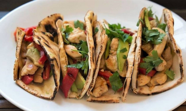 Η συνταγή της ημέρας: Wrap με πικάντικο κοτόπουλο και αβοκάντο