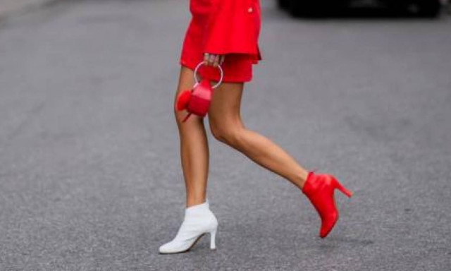 Φέτος το χειμώνα τόλμα να φορέσεις χρωματιστά παπούτσια