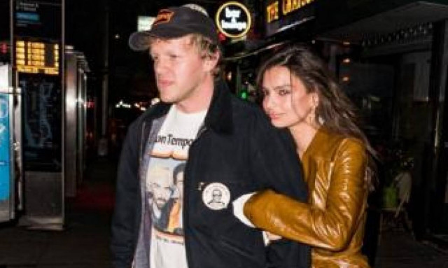 Η Emily Ratajkowski συνδύασε δύο πολύ δυνατές τάσεις της σεζόν