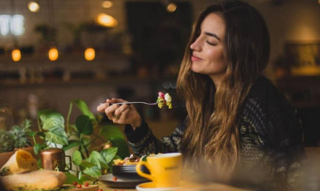 Το ψυχολογικό τρικ που μας βοηθά να τρώμε λιγότερο όταν βγαίνουμε έξω