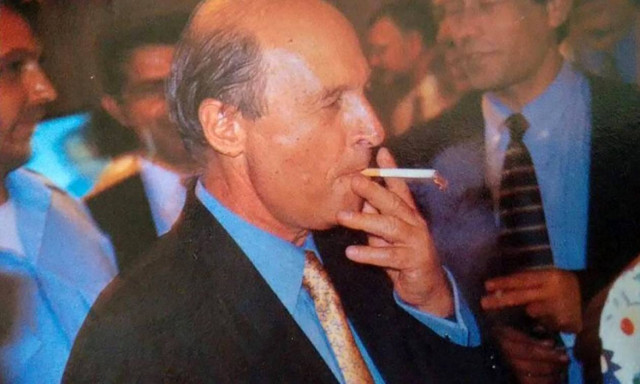 Κώστας Σημίτης: Ο κύριος «ευχαριστώ πολύ τις ΗΠΑ» που δεν ήξερε ποτέ τίποτα και κυκλοφορεί ελεύθερος